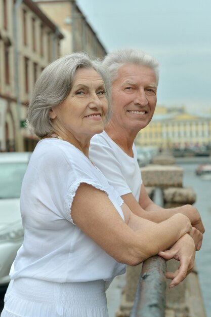 Retrato de um lindo casal de idosos ao ar livre, close-up