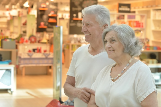 Retrato de um lindo casal de idosos em shopping