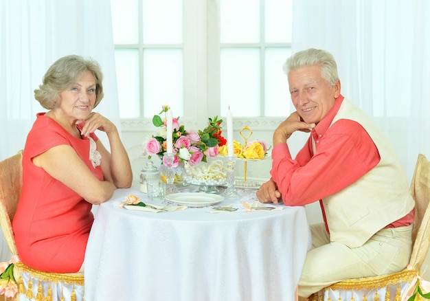 Retrato de um lindo casal de idosos em um encontro