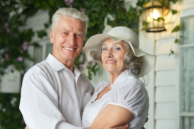Retrato de um lindo casal de idosos na varanda