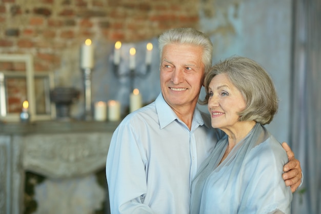 Foto retrato de um lindo casal de idosos no interior vintage