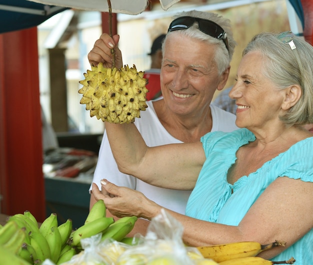 Retrato de um lindo casal de idosos no mercado