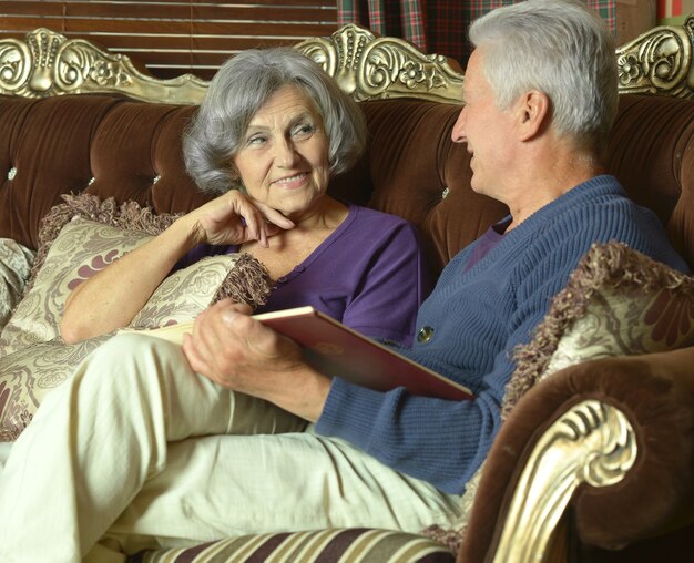 Retrato de um lindo casal de idosos no sofá
