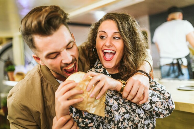 Foto retrato de um lindo casal jovem visitando come mercado na rua.