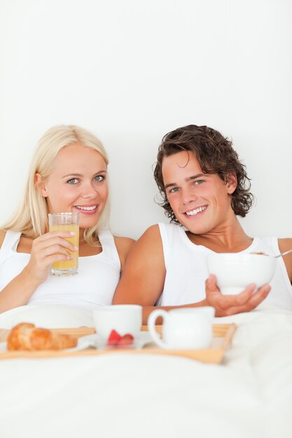 Retrato de um lindo casal tomando café da manhã