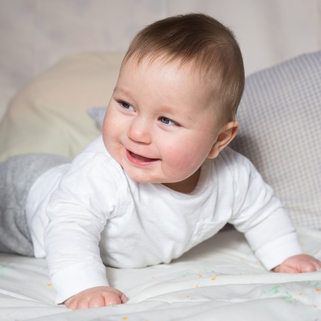 Foto retrato de um lindo menino recém-nascido