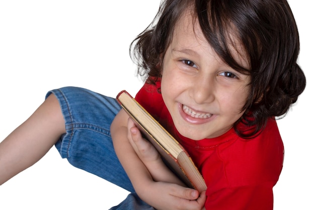 Retrato de um lindo menino sorridente feliz com um livro na mão