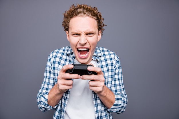 Retrato de um louco viciado em moda jogando videogame na estação