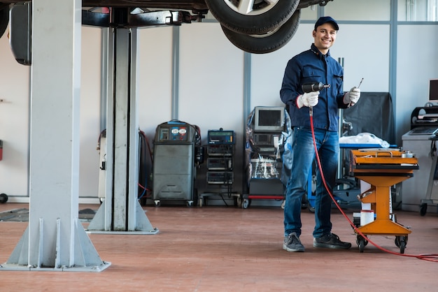 Foto retrato, de, um, mecânico, no trabalho, em, seu, garagem