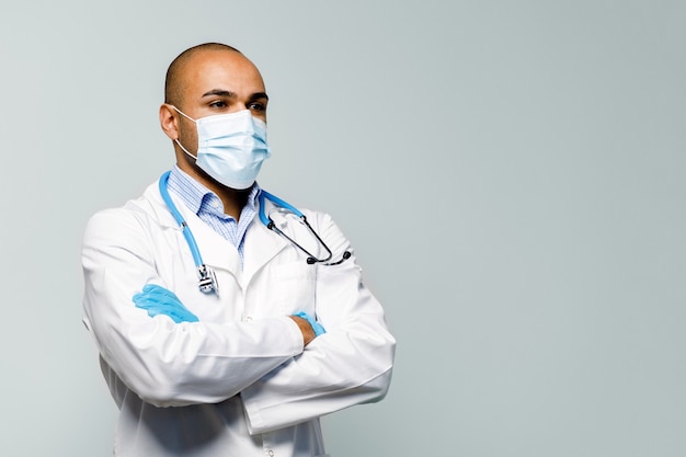 Retrato de um médico afro-americano com máscara médica e estetoscópio