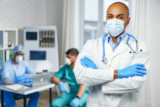 Retrato de um médico afro-americano, plano de fundo do gabinete do hospital