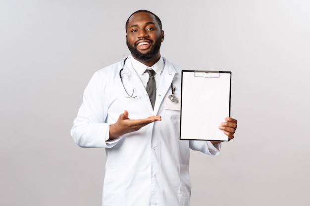 Retrato de um médico americano africano com uniforme branco