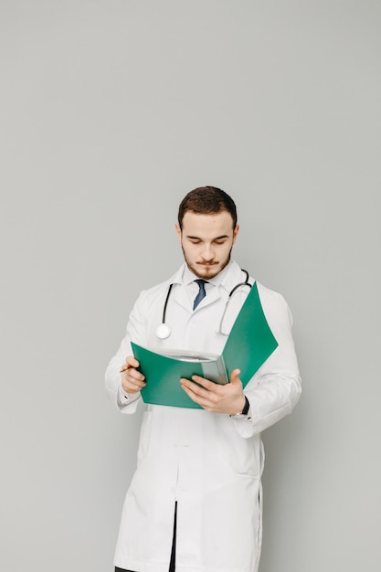 Retrato de um médico amigável isolado em cinza