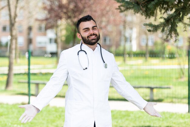 Retrato de um médico caucasiano masculino exausto e cansado sem máscara na frente de um parque - Coronavirus Covid-19 Virus Disease - Pandemia Global