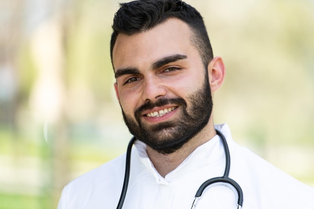 Retrato de um médico caucasiano masculino exausto e cansado sem máscara na frente de um parque - Coronavirus Covid-19 Virus Disease - Pandemia Global