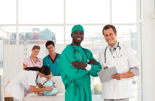 Retrato de um médico com a equipe em segundo plano