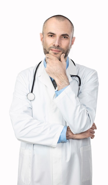 Retrato de um médico com uma barba e um casaco branco com uma expressão calma e positiva.