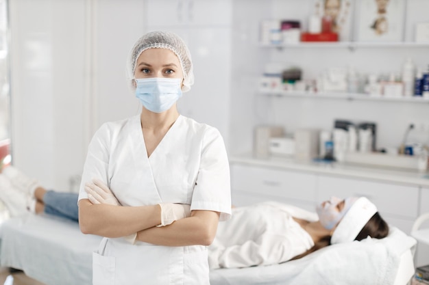 Foto retrato de um médico de cosmetologia no gabinete interno