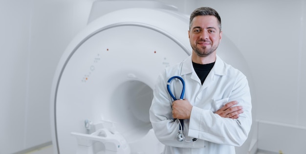 Retrato de um médico de jaleco branco com um estetoscópio nas mãos no contexto da moderna foto panorâmica de ressonância magnética