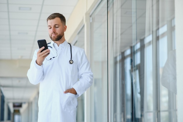 Retrato de um médico de pé em um corredor de hospital