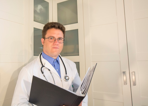 Foto retrato de um médico de pé na clínica