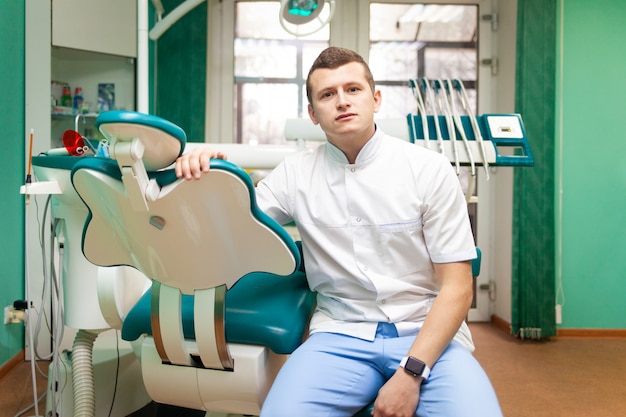 Retrato de um médico dentista no escritório