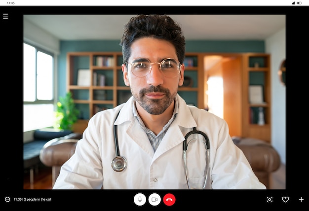 Retrato de um médico em uma videochamada para uma consulta virtual com um paciente. Novo estilo de vida normal. Conceito de cuidados de saúde e medicina.