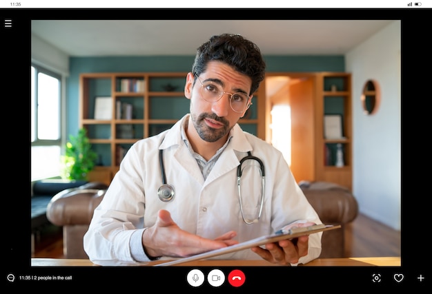 Retrato de um médico em uma videochamada para uma consulta virtual com um paciente. Novo estilo de vida normal. Conceito de cuidados de saúde e medicina.