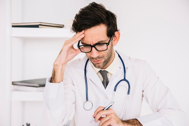 Foto retrato de um médico estressado masculino