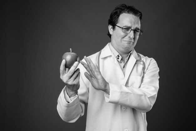 Retrato de um médico italiano em cinza em preto e branco