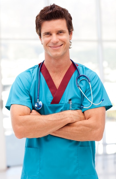 Retrato de um médico masculino grave olhando a câmera