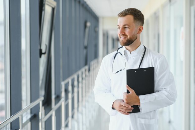 Retrato de um médico parado no corredor de um hospital