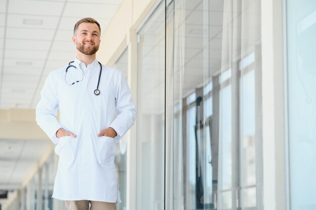 Retrato de um médico parado no corredor de um hospital