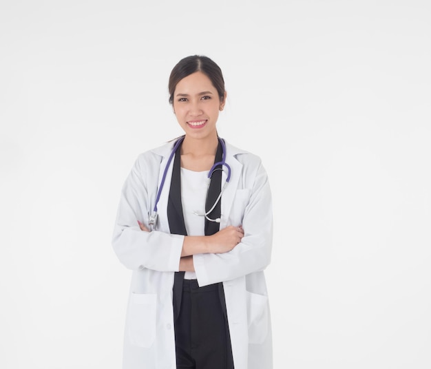 Retrato de um médico sorridente de pé contra um fundo branco