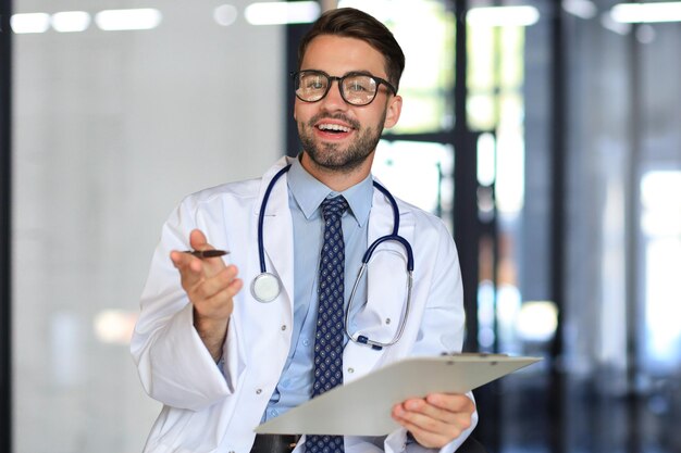 Foto retrato de um médico sorridente e entusiasmado no hospital