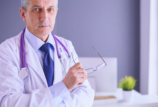 Retrato de um médico sorridente em seu consultório luminoso