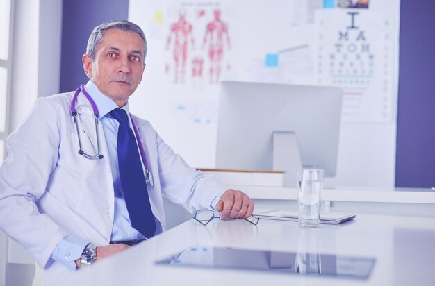 Retrato de um médico sorridente em seu consultório luminoso