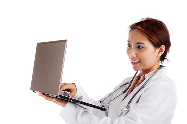 Retrato de um médico sorridente em um laptop contra um fundo branco