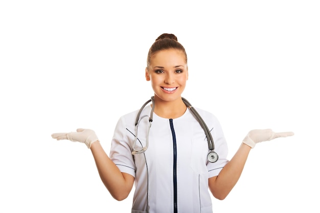 Foto retrato de um médico sorridente fazendo gestos contra um fundo branco