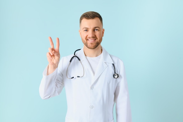 Retrato de um médico sorridente sobre um fundo azul. Conceito de saúde.