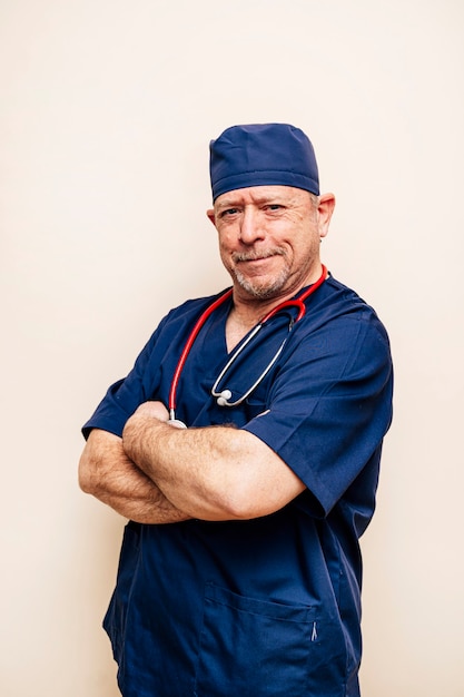 retrato de um médico veterano em um terno de sala de cirurgia