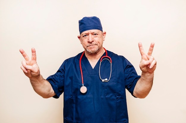 retrato de um médico veterano em um terno de sala de cirurgia