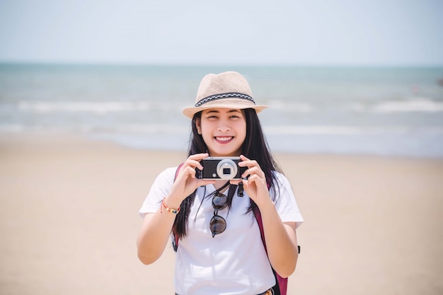 Retrato, de, um, menina, com, um, câmera, praia