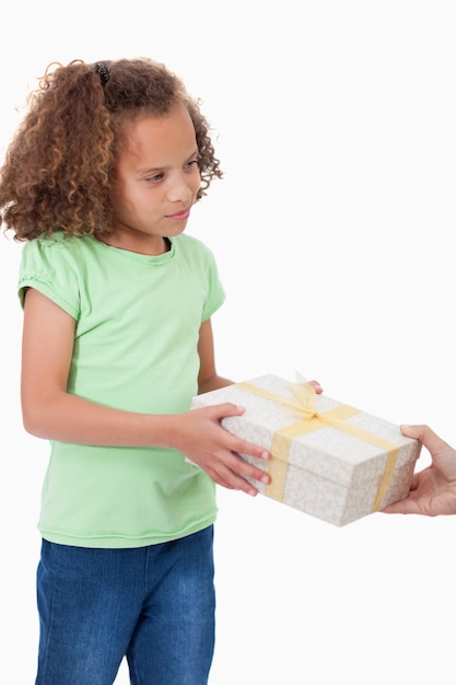 Foto retrato, de, um, menina jovem, recebendo, um, presente