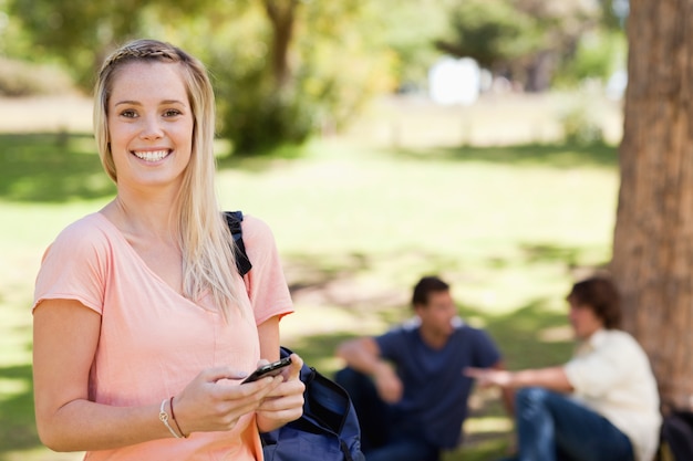 Retrato, de, um, menina sorridente, usando, um, smartphone