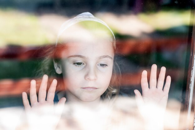 Foto retrato, de, um, menininha, atrás de, a, janela