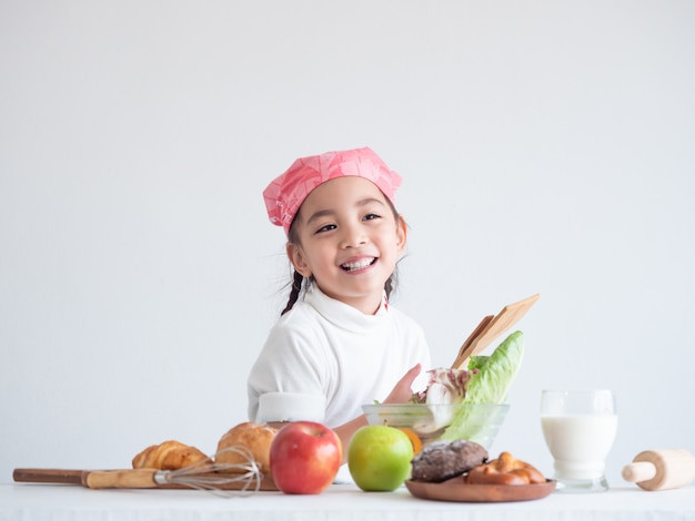 Foto retrato, de, um, menininha, cozinhar