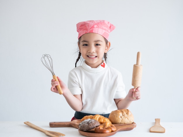 Foto retrato, de, um, menininha, cozinhar