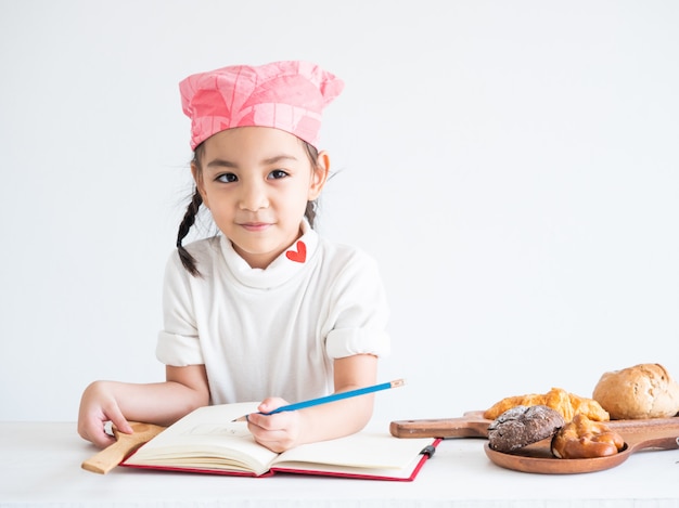 Retrato, de, um, menininha, cozinhar