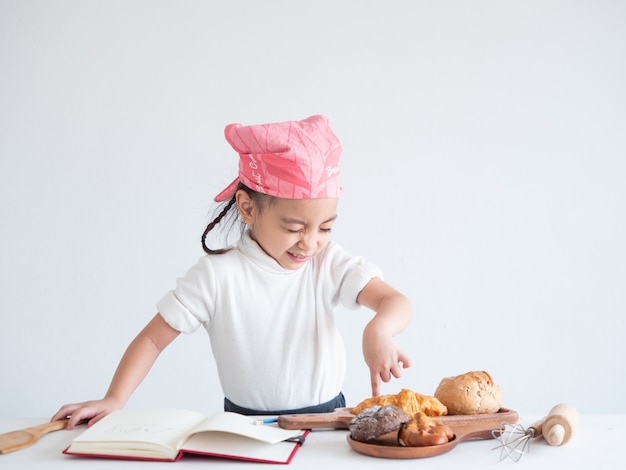 Retrato, de, um, menininha, cozinhar